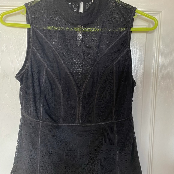 Beautiful lightweight /part lace top - Picture 2 of 3